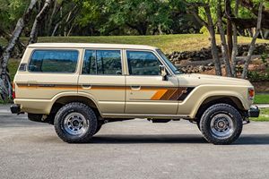 แลนด์ครุยเซอร์ FJ60 รุ่นคลาสสิค ปี 1983 เกียร์ธรรมดา 5 สปีด ขับเคลื่อน 4 ล้อ สภาพสมบูรณ์ ใช้งานได้ดีเยี่ยม สะอาด ดีเยี่ยม พร้อมส่งออก ราคาดีที่สุด - Product Image 4