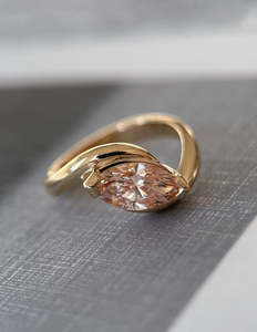 Lujoso 10K oro sólido East West Marquise Diamond Ring Solitaire Diamond Bezel Set Ring Fancy Pink Diamond Ring para boda - Product Image 5