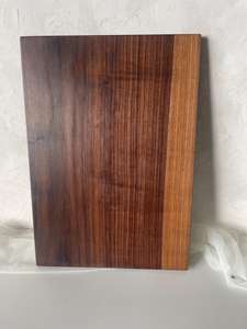 Planche à découper en noyer australien fabriquée à la main, planche de préparation et de service en bois massif, sans danger pour les aliments, conçue avec une riche veine naturelle - Product Image 3