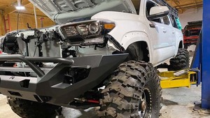 2022 pour Toyota Tacoma Double cabine V6 sièges en cuir intérieur foncé clair boîte de vitesses manuelle FWD R19 taille des pneus gauche alliage droit - Product Image 2