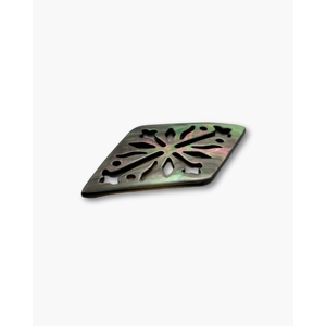 Adorno de Joyería con Filigrana de Rombo y Madreperla Negra - Product Image 2