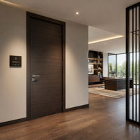 Porte intérieure moderne en bois massif insonorisée, étanche et écoénergétique, finition teintée/effet bois pour projets hôteliers et villas