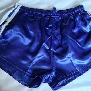 กางเกงยิมชาย 90% โพลีเอสเตอร์ 10% สแปนเด็กซ์ แบบรัดรูป 5 นิ้ว แห้งเร็ว ระบายอากาศได้ดี สีและโลโก้ปรับแต่งได้ บริการ OEM - Product Image 5