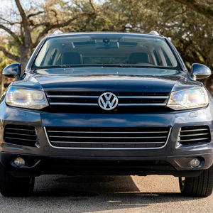Volkswagen Touareg TDI L U X d'occasion de 2011, sans réserve, <span class=keywords><strong>1</strong></span> propriétaire, Turbodiesel, transmission intégrale, bleu <span class=keywords><strong>nuit</strong></span> métallisé, non modifié - Product Image 1