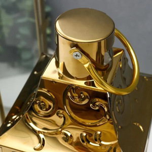 Lanternes porte-bougie décoratives de Noël en métal plaqué or de haute qualité avec dessus design et lanterne de sol en verre transparent, faites à la main - Product Image 5