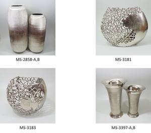 Vase à fleurs intemporel en aluminium avec motifs sculptés à la main méticuleusement fabriqués Un symbole de raffinement pour un cadre hôtelier exclusif - Product Image 2