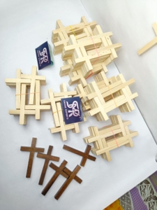 Colgante de collar de cruz de madera de pino natural, símbolo religioso hecho a mano con cordón para regalos cristianos, suministros de iglesia y todos los días - Product Image 6