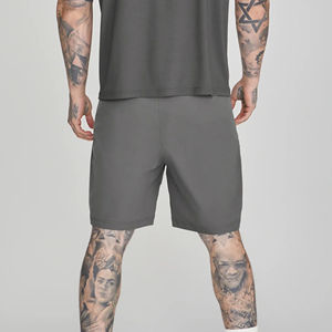 กางเกงขาสั้นผู้ชายผ้าฝ้ายลำลองทันสมัย สีดำล้วน แห้งเร็ว ระบายอากาศได้ดี เป็นมิตรกับสิ่งแวดล้อม กันน้ำ พิมพ์ลายโลโก้ด้วยเทคนิค DTF สวมใส่สบาย - Product Image 2