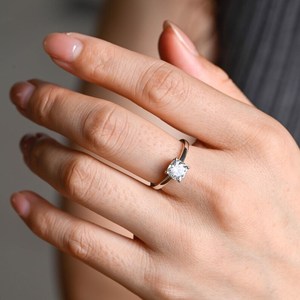 Bague solitaire en or jaune 14 carats avec diamant de laboratoire taille coussin de 1,00 carat, clarté VS2, couleur F, certifié IGI - Product Image 4