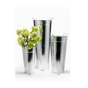 Élégant vase à fleurs en métal fait main avec une texture unique, parfait pour les arrangements floraux classiques et la décoration intérieure élégante - Product Image 2