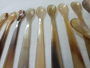 Cuchara de Madera Artesanal Rústica para Ensaladas, Ecológica, Apta para Lavavajillas, Hecha con Madera de Origen Ético, Decoración de Cocina con Cuchara de Cuerno - Product Image 4