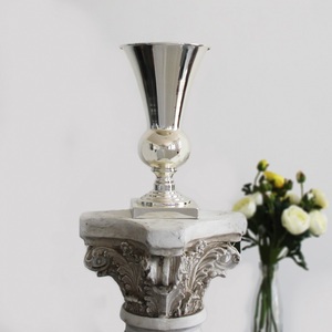Jarrón Decorativo de Metal de Alta Calidad, Urna de Diseño Antiguo en Color Plateado, Jarrón de Metal de Nuevo Diseño en Venta - Product Image 1