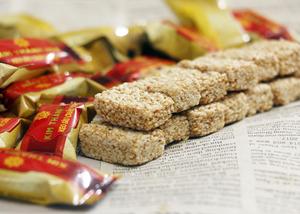 Siu Chau caramelo de cacahuete y sésamo vietnamita tradicional hecho a mano dulce regalo para Tet y festivales - Product Image 2