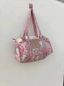 Sac de sport à patchwork rose fait main: fourre-tout de voyage en coton matelassé - Product Image 3