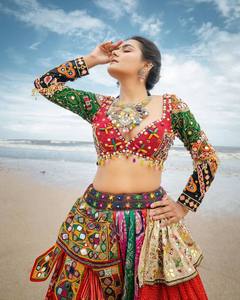 Hecho a mano Impresión digital tradicional y trabajo de espejo Estilo Bollywood Lehenga Choli Dupatta para novias indias Traje de diseñador - Product Image 3