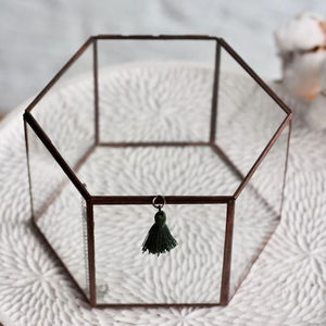 Boîte à bijoux en verre moderne en forme d'hexagone avec cadre en métal poli antique, parfaite pour ranger bagues, colliers et accessoires fins - Product Image 1