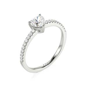 แหวนหมั้นรูปหัวใจแบบกำหนดเองของเจลิยาพร้อมแถบเพชรนิรันดร์ - Product Image 2