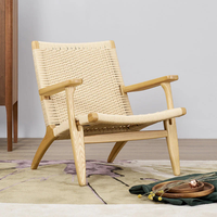 Fauteuil lounge en bois massif nordique avec assise en corde tressée, design scandinave pour hôtel, complexe hôtelier, réception et espace extérieur