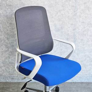 Chaise de bureau en maille à hauteur réglable avec cadre blanc et appui-tête en tissu (M1102T) - Product Image 4