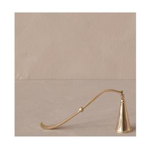 Extincteur de bougie classique en métal offrant une manipulation de la flamme douce et sûre tout en apportant un charme subtil aux intérieurs éclairés par des bougies - Product Image 1