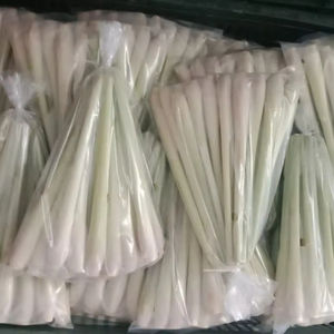 Approvisionnement en vrac en citronnelle congelée : ingrédient à base de plantes fraîchement récolté, IQF, en tranches et haché, pour l'exportation vers les acheteurs internationaux. - Product Image 1