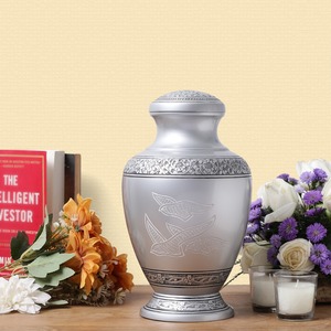 Urna Funeraria de Latón con Grabado Dorado Estilo Europeo Avalon, Urna Conmemorativa para Cenizas de Adultos - Product Image 2