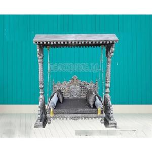 Balançoire en bois de teck sculptée à la main de créateur Jhula pour la maison, balançoire d'intérieur en bois de teck sculptée à la main, moderne, fabriquée à la main, pour le salon - Product Image 1