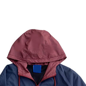 Ensemble coupe-vent à capuche Relax Fit avec texture lisse Ensemble coupe-vent à capuche avec style décontracté et sensation légère - Product Image 2