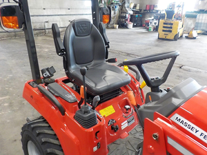 Tracteur compact 4x4 Massey Ferguson GC1725M avec chargeur frontal et pelle arrière, livraison rapide - Product Image 6