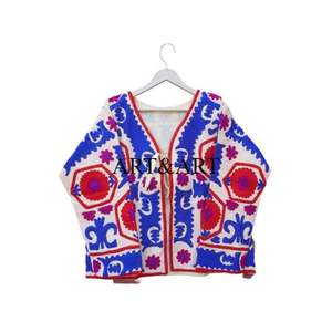 Dernière collection : Couette courte pour femme en coton 100% de haute qualité, écologique, matelassée, faite à la main, avec broderie Suzani et détails boutonnés, pour l'hiver - Product Image 2