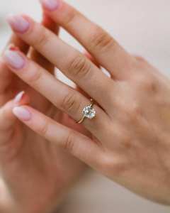 Bague de fiançailles en diamant taillé coussin 10x8mm | Bague classique en argent sterling solitaire plaqué or 18 carats | Mariage de mariée - Product Image 2