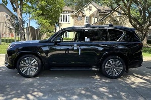 Lexus LX 600 2023, el más vendido, de lujo, con motor V6 biturbo, tracción en las cuatro ruedas y suspensión con control de altura activo. - Product Image 3