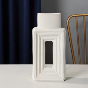 Jarrones de cerámica hechos a mano en blanco y negro que exhiben una artesanía artística que transforman la decoración diaria en una obra de arte. - Product Image 4