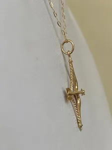 จี้เพชรทรงลูกศร ดีไซน์หรูหรา สำหรับงานแต่งงาน ทำจากเงินแท้ชุบทองคำ 14K สีเหลือง ประดับด้วยโมอิสซาไนต์ สวยงามทันสมัย เหมาะสำหรับทั้งชายและหญิง - Product Image 2