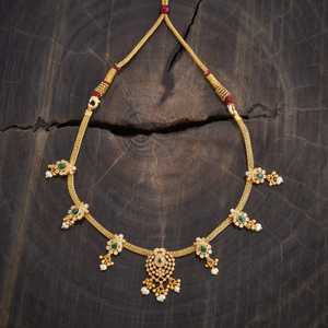 Collier court authentique en argent poli or avec pampille et pierres de rubis verts - Bijoux religieux hindous d'inspiration culturelle pour femmes - Product Image 2