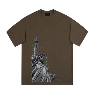 T-shirt à manches courtes marron pour homme avec impression numérique Statue de la Liberté, col rond décontracté, coupe classique, en jersey de coton - Product Image 1