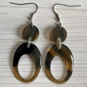 Pendientes de Cuerno de Búfalo con Diseño Moderno, Artesanía Natural, Ecológicos y Elegantes, Joyería Hecha a Mano para Mujer - Product Image 1