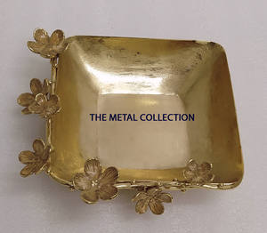 Plateau de service unique en laiton et acier pour la maison hôtel Restaurant vaisselle forme carrée couleur or fleur Design plateau de service et plat - Product Image 1