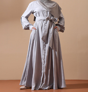 Abaya noire élégante à manches ouvertes avec broderie florale complexe. Chic et disponible à prix de gros. - Product Image 2