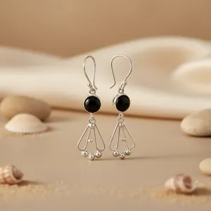 Pendientes colgantes chapados en plata 925 para mujer con diseño de flor de perla de agua dulce y ónix - Product Image 2