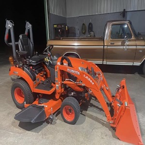 Mini-tracteur compact 4x4 avec chargeur frontal LA344 pour travaux de terrassement et aménagement paysager sur petites exploitations agricoles - Product Image 1