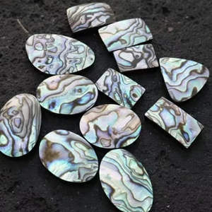 Pierre de coquille d'ormeau naturelle de qualité supérieure, pierre précieuse cabochon, coquille cabochon, pierre précieuse naturelle polie pour la guérison, forme mixte - Product Image 1