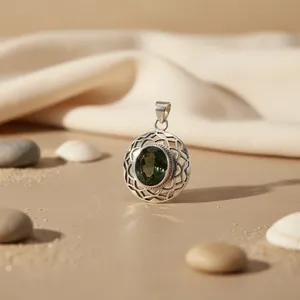Pendentif ovale en argent 925 fait main avec améthyste verte et breloque en or rose et platine pour femme, style religieux - Product Image 3