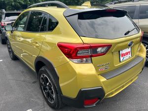 Fresh Yellow 2024 Subar-u Crosstrek Premium AWD con asientos de cuero Sistema de navegación Arranque remoto Techo solar Android Auto - Product Image 2