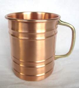 La jarra de cobre de Estilo Vintage para centro de mesa de comedor combina un atractivo decorativo con una práctica solución de almacenamiento de agua - Product Image 1