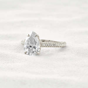 VVS1 Claridad Corte de pera Moissanite Anillo de compromiso Pave Set Estilo - Product Image 2
