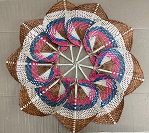 Éventails ronds en papier sculpté faits à la main, design traditionnel à rayures colorées, manche en bambou naturel, décoration pour la maison - Product Image 4