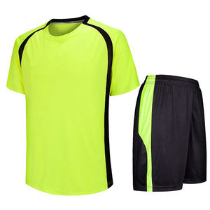 Conjunto de camiseta y pantalones cortos de fútbol de color amarillo y negro de poliéster de lana unisex, ropa deportiva que absorbe la humedad para todo tipo de clima - Product Image 4