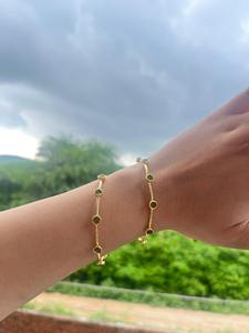 Pulsera abierta de moldavita verde natural en bruto, chapada en oro sobre latón, joyería minimalista hecha a mano, venta al por mayor. - Product Image 4