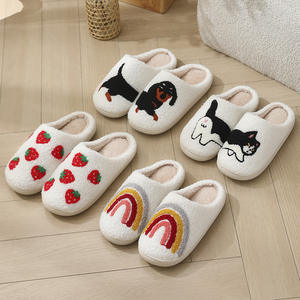 Chaussons d'intérieur tendance en PVC motif chien de dessin animé pour femmes et hommes, idéaux pour l'hiver, Halloween et Noël – Nouveauté très prisée - Product Image 3